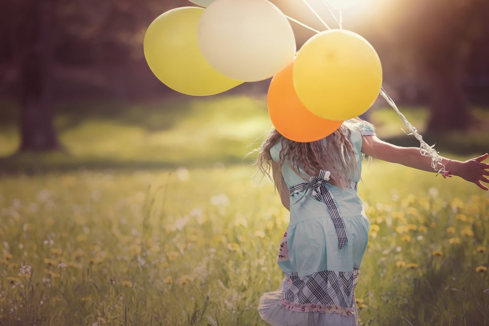 Niña con globos