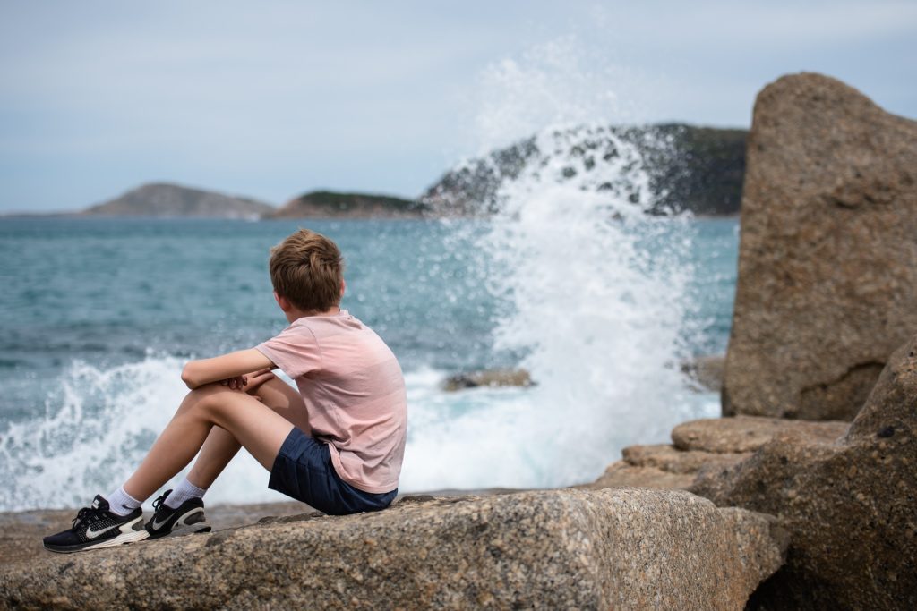 Niño mirando el mar