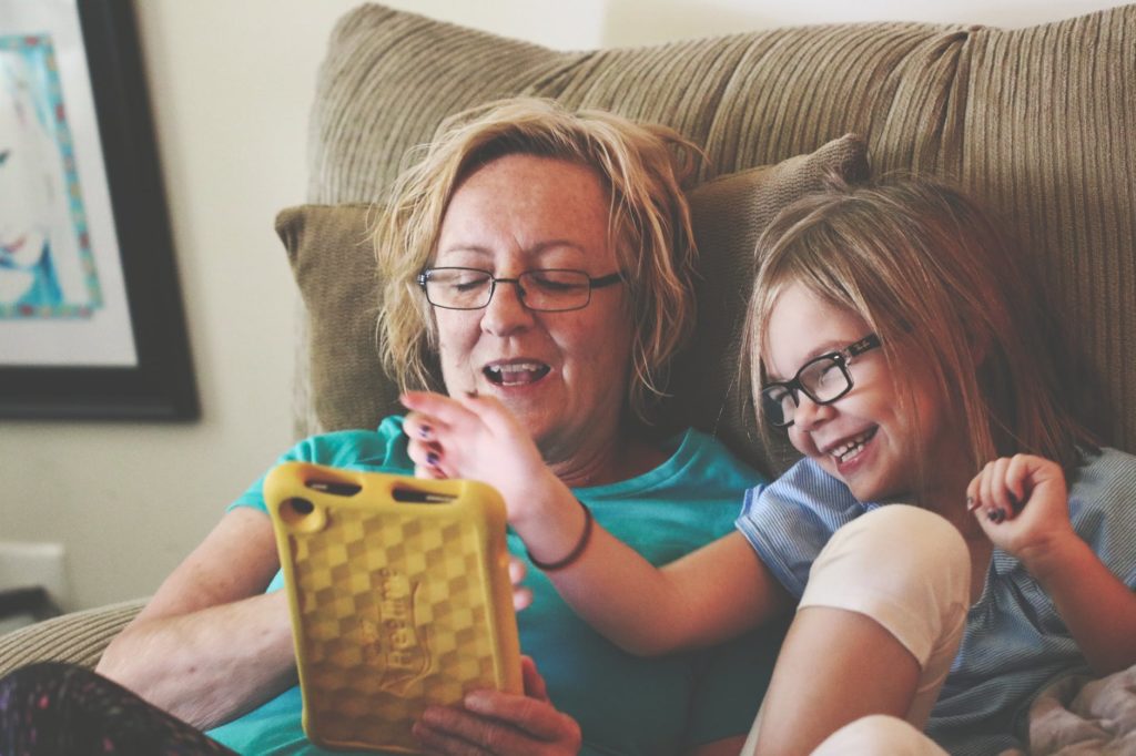 Abuela e hija mirando una tablet