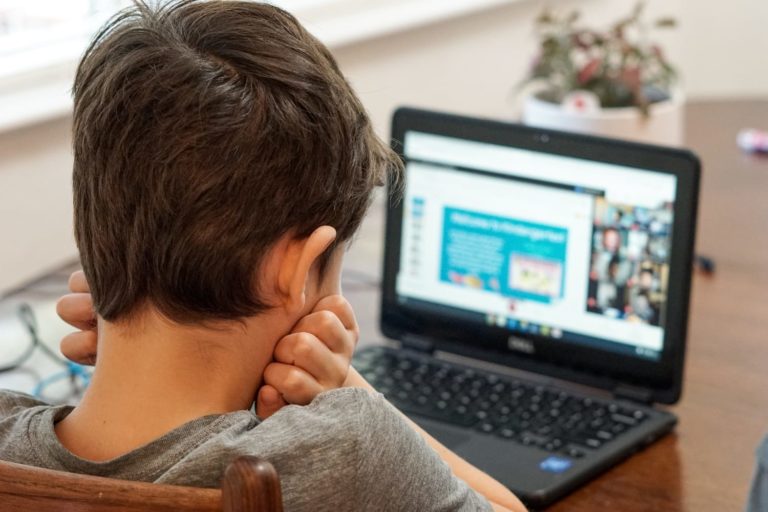 5 consejos para que un alumno con autismo atienda una clase online