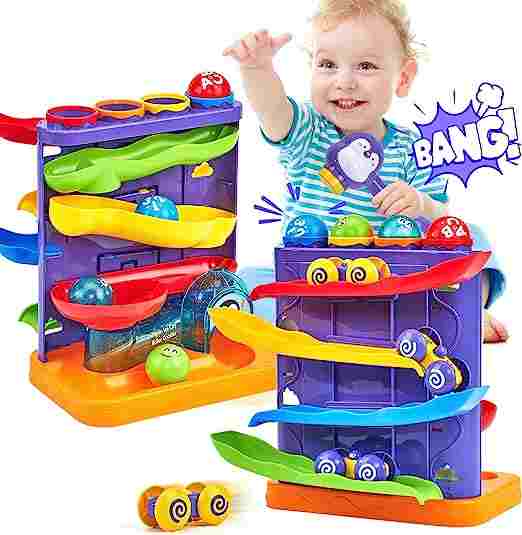 Tobogán para coches y pelotas y martillo para la motricidad